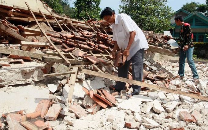 Overlevenden bekijken de ravage na de zware aardbeving van woensdag. Foto EPA