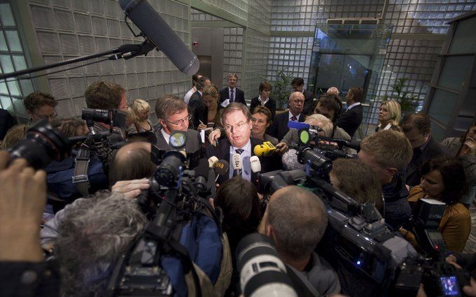 DEN HAAG – V.l.n.r. Loek Hermans (MKB-Nederland), Bernhard Wientjes (VNO-NCW) en Albert Jan Maat (LTO Nederland) stonden woensdag de massaal toegestroomde pers te woord in het gebouw van VNO-NCW in Den Haag, nadat bekend werd dat het AOW-overleg in de Soc