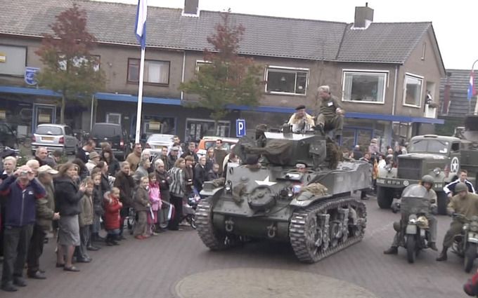 KRABBENDIJKE – Een lange colonne militaire voertuigen trok gisteren door Zeeland om de opening van het Bevrijdingsmuseum Zeeland extra luister bij te zetten. Veel dorpen waren feestelijk versierd. Foto's RD, ANP