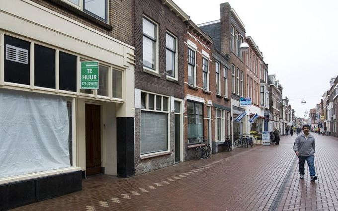 LEIDEN - In de Leidse Haarlemmerstraat staan verscheidene winkelpanden leeg als gevolg van de economische recessie. Foto ANP