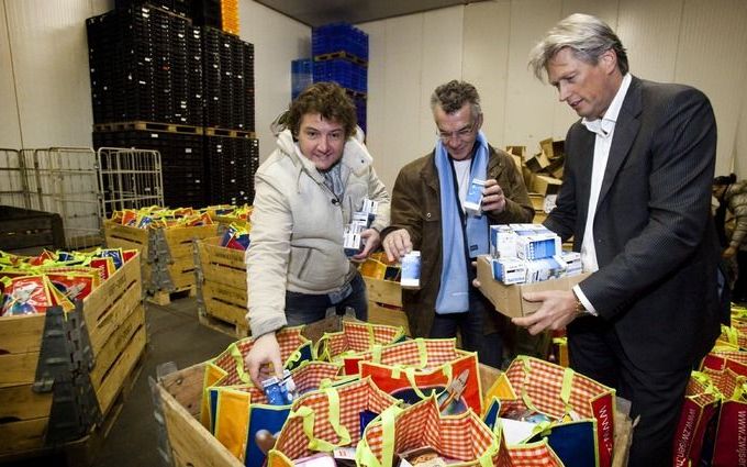 ROTTERDAM - Philips doneert 20.000 LED-lampen aan de Voedselbank voor in hun speciale kerstpakket dat op donderdag 17 december uitgedeeld wordt. Hiermee kunnen alle huishoudens die deze winter een steuntje in de rug krijgen van de Voedselbank hun energiek