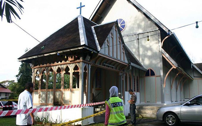 De All Saints Church in Taiping raakte maandag beschadigd door een brandbom. Foto AP