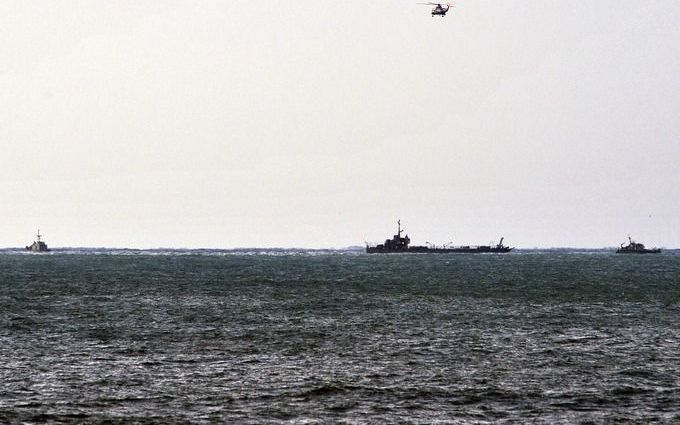 Helicopters en boten zoeken naar overlevenden voor de kust van Libanon. Foto EPA