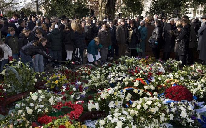 Bloemenzee bij Auschwitzmonument. Foto ANP.