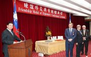 Europarlementariër Bas Belder (r.) kreeg maandag een onderscheiding uitgereikt door de minister van Buitenlandse Zaken van de Republiek China (Taiwan) (l.) voor zijn werk als EP-rapporteur voor de betrekkingen tussen de EU en Taiwan. beeld ministerie van 