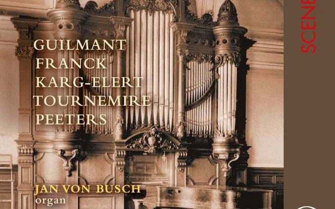 Op de omslag van een cd prijkt een zwart-witfoto van een pijporgel. Voor het orgel staat een vleugel.