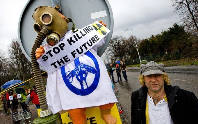 VOLKEL – Een actievoerder protesteert zaterdag tegen de aanwezigheid van kernwapens voor de poort van de militaire vliegbasis Volkel. De actie maakt deel uit van een Europese actiedag tegen kernwapens en is op touw gezet door de groepen Ontwapen! En Aktie