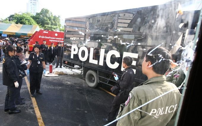 BANGKOK - In de Thaise hoofdstad kwam het dinsdag tot een confrontatie tussen politie en tienduizenden demonstranten die het aftreden van de regering eisen. Foto EPA