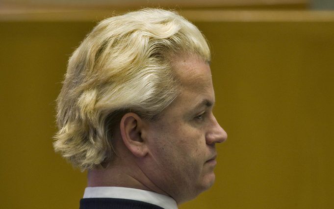 DEN HAAG - Geert Wilders woensdag in de Tweede Kamer tijdens een debat over de inval in Irak. De anti-Koranfilm die Geert Wilders binnenkort gaat uitbrengen heeft onder meer op internet tot verschillende bedreigingen van de politicus geleid. De Telegraaf 