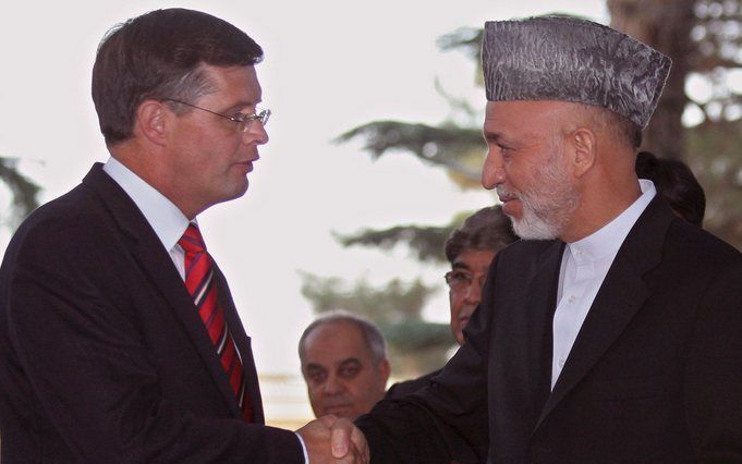 BOEKAREST - President Balkenende eind 2007 op bezoek bij de Afghaanse president Karzai. De internationale inzet van landen in Afghanistan kan volgens Balkenende beter. Foto EPA