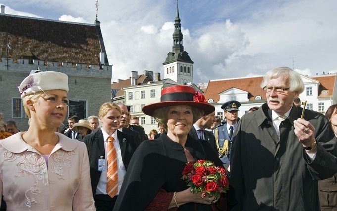 TALLINN – Koningin Beatrix nam tijdens haar staatsbezoek aan Estland gisteren een kijkje in het hypermoderne internettelefoonbedrijf Skype in de hoofdstad Tallinn. Foto: de vorstin met gids Juri Kuusemaa van het kunstmuseum Kumu (r.) en de echtgenote van 