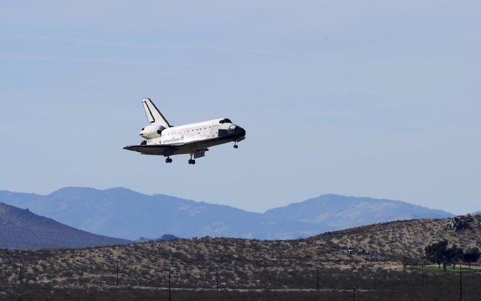 HOUSTON - De spaceshuttle Endeavour maakt zich op om te landen. Foto EPA