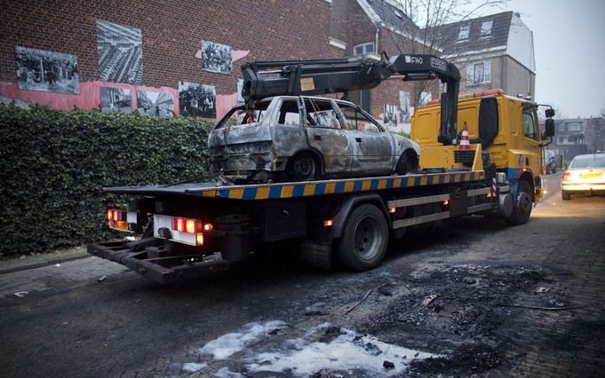 Een autowrak wordt afgevoerd in Den Haag. - Foto ANP