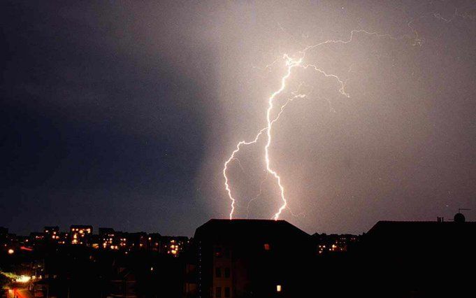 RABAT – Zeker acht mensen zijn dinsdag in Marokko om het leven gekomen doordat hun huizen na zware regenval instortten. Dat heeft het Marokkaanse staatspersbureau MAP gemeld. Foto EPA