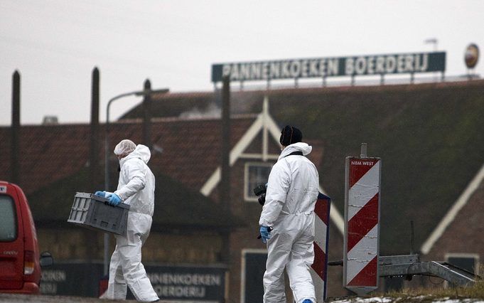 De technische recherche onderzoekt donderdag het terrein van een pannenkoekenhuisje aan de Persant Snoepweg in Leiderdorp. Foto ANP