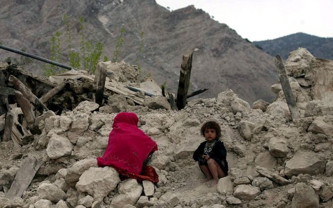 SARGAD KHEIL – In het oosten van Afghanistan zijn vrijdagmorgen bij twee aardschokken zeker twintig mensen om het leven gekomen en dertig gewond geraakt, aldus lokale autoriteiten in de disctricten Sherzad en Nangarhar. Foto: twee slachtoffertjes van de b