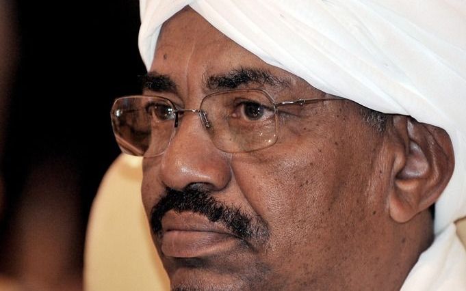 President Omar al–Bashir van Sudan is dinsdag gearriveerd in Ethiopië. Hij werd op de luchthaven van Addis Abeba verwelkomd door premier Meles Zenawi. Foto EPA