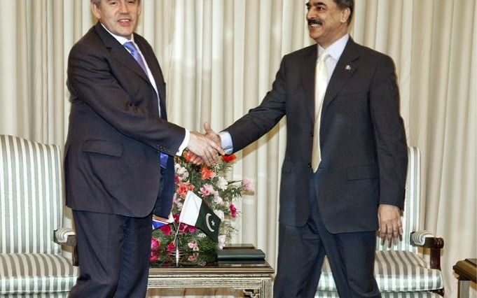 De Britse premier Gordon Brown in gesprek met de Pakistaanse premier Yousaf Raza Gilani.