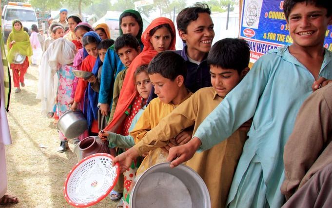 ISLAMABAD – Duizenden burgers zijn zondag vertrokken uit de Swatvallei in Noordwest-Pakistan. Ze gaven gehoor aan de oproep van de autoriteiten het gebied te ontvluchten. Pakistan had het uitgaansverbod tussen 06.00 uur en 13.00 uur opgeheven om inwoners 