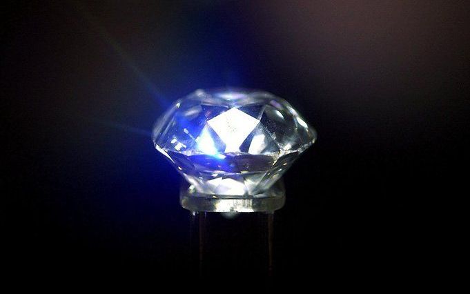 GENEVE – Een zeldzame blauwe diamant heeft op een veiling in het Zwitserse Genève omgerekend bijna 7 miljoen euro opgebracht. Dat is een recordprijs voor een dergelijke diamant, meldde veilinghuis Sotheby’s dinsdag. Foto EPA