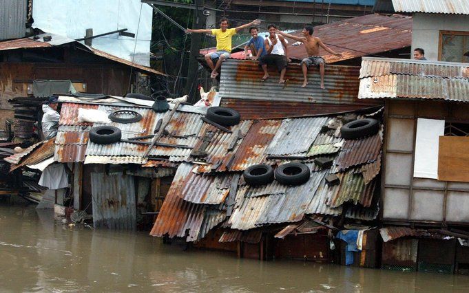 De tropische storm Ketsana raasde zaterdag over de Filipijnen en veroorzaakte onder meer enorme overstromingen. Foto EPA