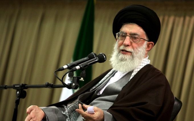 TEHERAN – De Iraanse autoriteiten hebben diverse personen opgepakt die verantwoordelijk worden gehouden voor het vernielen van foto’s van de hoogste Iraanse leider, ayatollah Khamenei, en de stichter van de islamitische republiek, ayatollah Khomeini. Foto