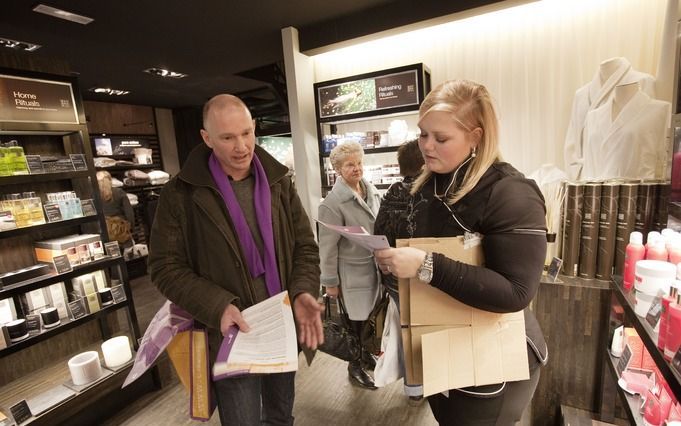 ROTTERDAM – CNV-bestuurder Fedde Monsma praat met een verkoopmedewerkster in het Rotterdamse winkelcentrum Alexandrium. De vakbond lichtte woensdag de medewerkers in over rechten en plichten rond zondagswerk. „Er is in de detailhandel geen enkele CAO die 