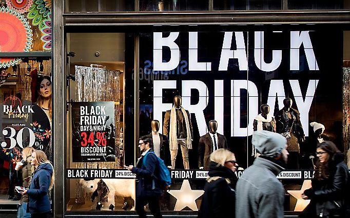 Winkelend publiek in de Kalverstraat op Black Friday in het centrum van Amsterdam. beeld ANP