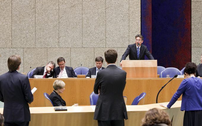 De vice-premiers Bos (L) en Rouvoet (tweede van links), premier Balkenende (M), Minister Verhagen (tweede van rechts) en minister Koenders (R) tijdens het spoeddebat in de Tweede Kamer over de ontstane crisissituatie binnen het kabinet over Uruzgan. Foto 