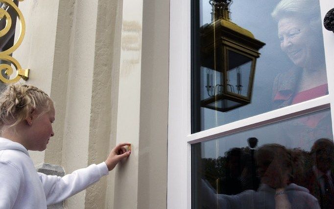 DEN HAAG - Scholiere Ilse Hagoort plakt een zegel op de deur bij Koningin Beatrix. Foto ANP