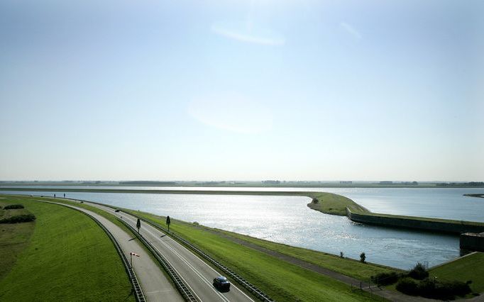 THOLEN - De Thoolse predikant ds. C. de Jongste wil dat de twee reformatorische partijen in die gemeente de strijdbijl begraven. Gebeurt dat niet, dan overweegt hij een openbare debatavond te beleggen waarop de partijen aan het publiek kunnen uitleggen wa