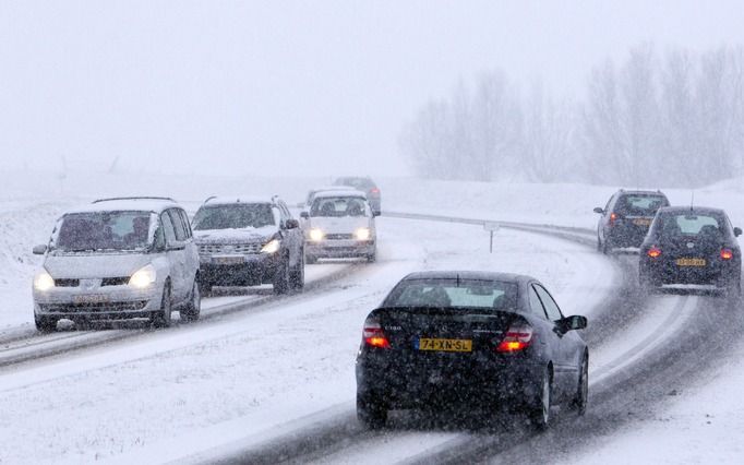 Automobilisten ploegen door hevige sneeuwbuien, maandag bij Berkel en Rodenrijs. Foto ANP