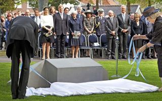Koningin Beatrix en burgemeester De Graaf onthullen het herinneringsmonument.