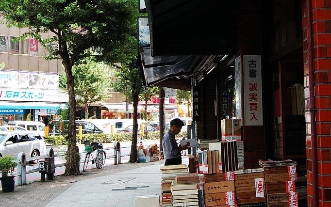 Boekwinkeltje in de wijk Jinbõchõ in Tokio. beeld Wikipedia, Par K. Suzuki