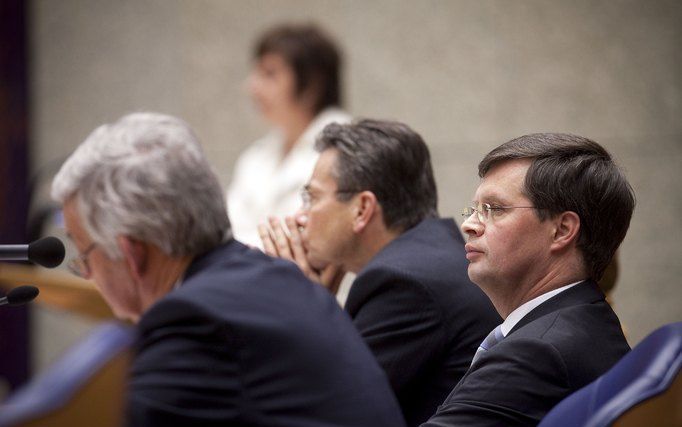 DEN HAAG - PvdA-fractievoorzitter Hamer voert het woord tijdens het debat over het rapport Davids. Op de voorgrond minister Van Middelkoop (Defensie), premier Balkenende en Verhagen (Buitenlandse Zaken).