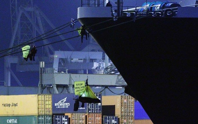 ROTTERDAM - Actievoerders van Greenpeace zijn vrijdag in de haven van Rotterdam vastgeketend aan de trossen van een vrachtschip dat walvisvlees aan boord zou hebben. Foto ANP