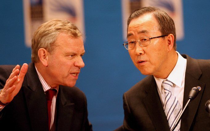 Secretaris-generaal van de Navo De Hoop Scheffer en secretaris-generaal van de VN Ban Ki-moon tijdens een persconferentie op de Navo-top. Foto EPA