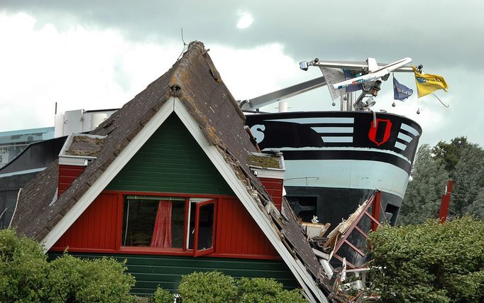 GROU - Een Dordtse binnenvaartschipper ramde vorig jaar 27 juli in de vroege ochtend met zijn 105 lange schip een vakantiehuisje op een landtong bij het Friese Grou. Foto ANP