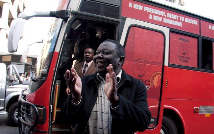 HARARE - Morgan Tsvangirai, de leider van de Beweging voor Democratische Hervorming (MDC), heeft een nieuwe bus. Onlangs nam de Zimbabwaanse president Robert Mugabe een BMW en twee campagnebussen van Tsvangirai in beslag. Nu dreigt Mugabe oppositieleiders