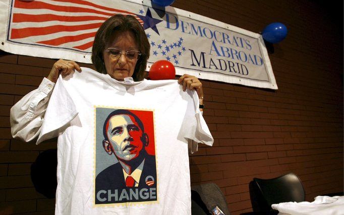 Een vrouw in Spanje met een shirt van Obama. Foto EPA