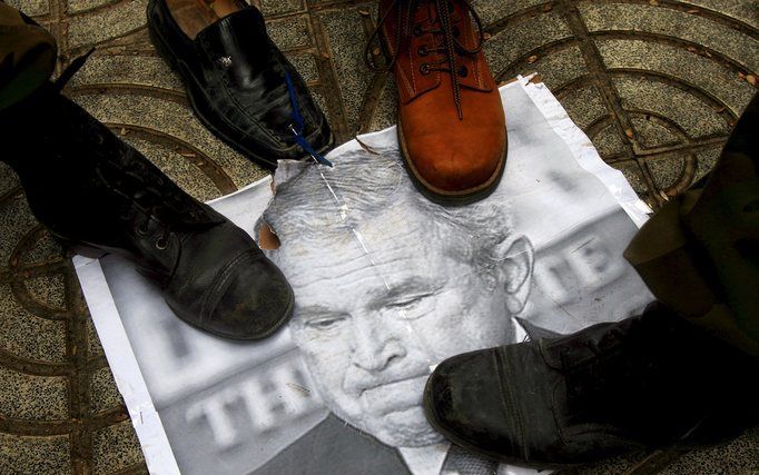 De Iraakse journalist die vorig jaar zijn schoenen naar de Amerikaanse president George Bush gooide, heeft donderdag voor de rechter verklaard dat hij de trots van zijn land wilde herstellen. Foto ANP