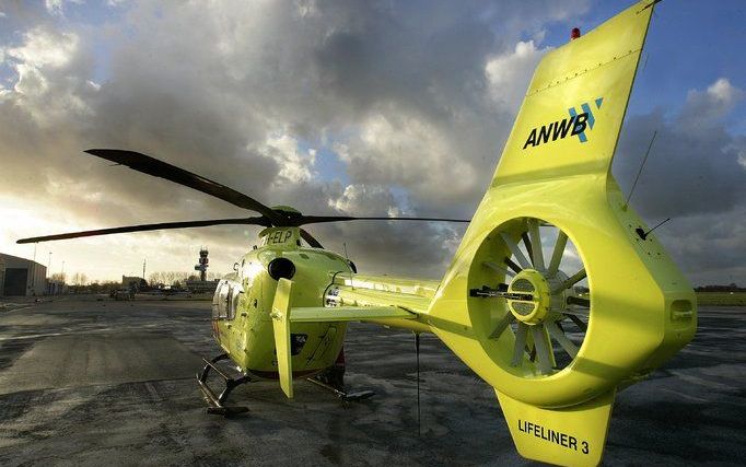 ZEDERIK – Een vader heeft zaterdagmorgen per ongeluk zijn 5-jarige dochter aangereden op de Kanaaldijk in Nieuwland, vlakbij Gorinchem. Een traumahelikopter biedt hulp. Foto ANP