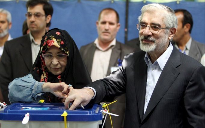 Presidentskandidaat Mir Hossein Mousavi brengt zijn stem uit in Teheran. Foto EPA