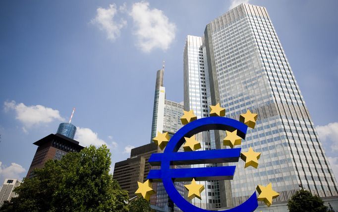 FRANKFURT - Gebouw van de Europeese Centrale Bank, ECB, met daarvoor een euroteken. Foto ANP