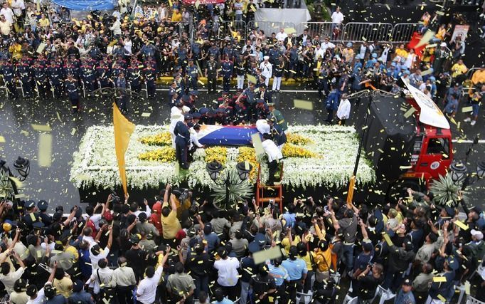 De rouwstoet van oud–president Corazon Aquino trekt door de straten van Manilla. Tienduizenden Filipijnen stonden langs de route die de lijkwagen maakte. Foto EPA