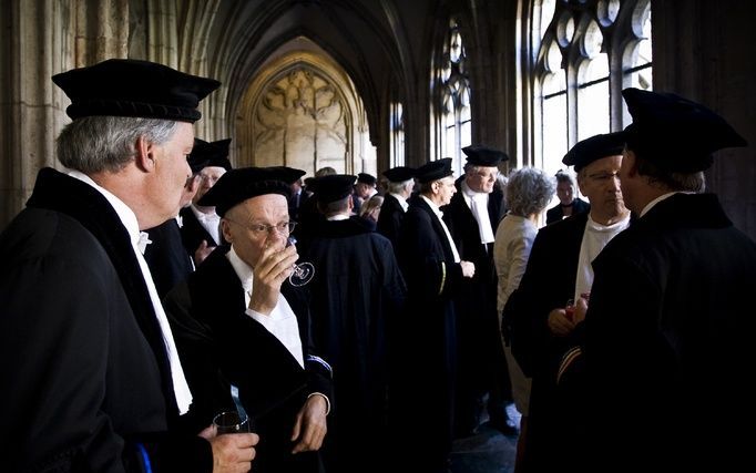 UTRECHT – Hoogleraren in toga in gesprek tijdens de opening van het academisch jaar van de Universiteit Utrecht, die maandag plaatshad in de Domkerk. De universiteiten hebben aan de bel getrokken omdat ze dit jaar een kwart meer aanmeldingen van nieuwe st