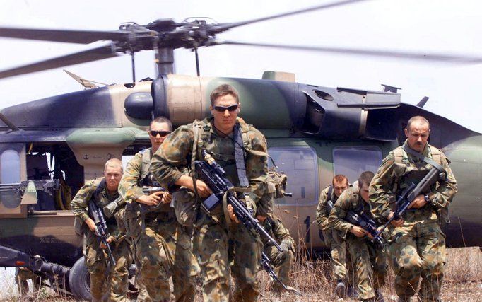 BALIBO - Australische soldaten van de International Force for East Timor (INTERFET) ariveren per helikopter in Balibo op Oost-Timor. Foto EPA