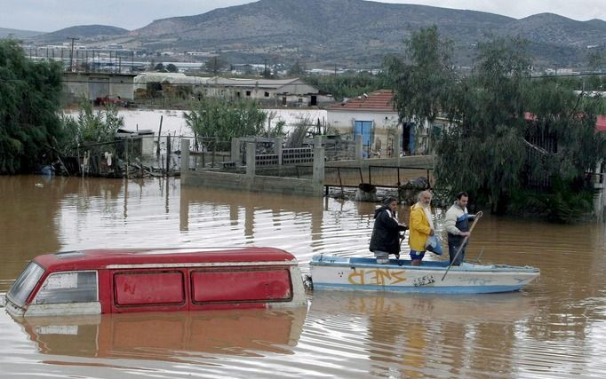 ATHENE– Noodweer heeft zondag tot overstromingen en andere problemen geleid in Griekenland. Bij de stad Volos in het midden van het land verdronk een 41-jarige man, nadat zijn boot door de storm was omgeslagen. Foto EPA