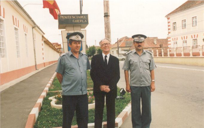 Later heeft ds. Ferenc Visky nog eens een bezoek gebracht aan de berucht Gherla gevangenis (daar zat hij samen met Richard Wurmbrandt in de cel) Op deze foto een lachende ds. Visky met de huidige bewakers. Foto RD