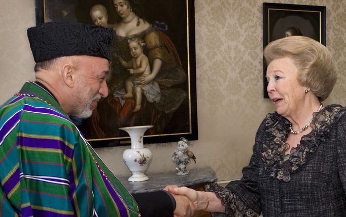 De Afghaanse president Karzai ontmoet koningin Beatrix tijdens de laatstgehouden top in Den Haag. Foto ANP